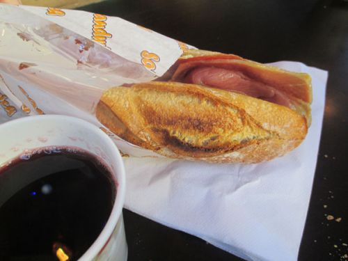 あちこちでホットワイン（３ユーロ）が飲めます