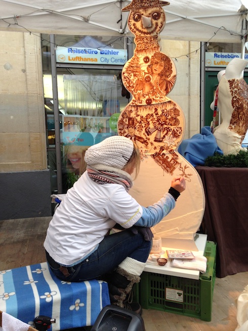 チョコを絵の具にして、マジパン生地に絵を描くアーティスト。