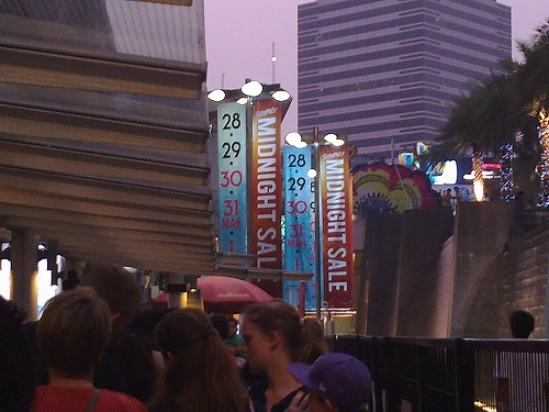 年末恒例のミッドナイトセール。昨年はこんなに盛況でした