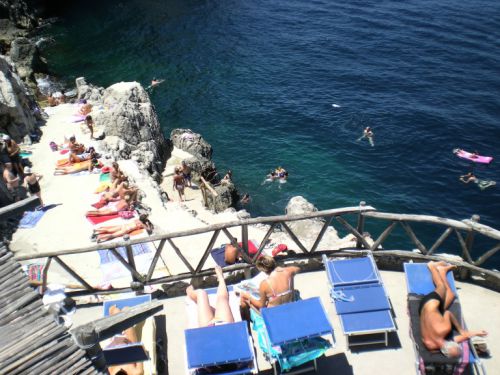 イタリアでは日焼けは生活に余裕がある証拠という、ステータス。。。