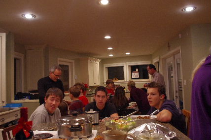 家族が集まる楽しいイベント。こちらは子どもテーブル。大人テーブルもあり、大人数。