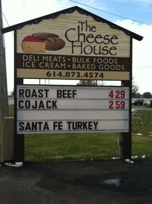 その名も「チーズハウス」道路から見えるサインにはその日の特売が表示されています