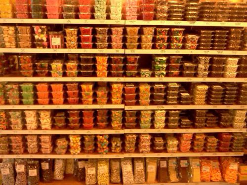 この種類の多さ！そしてシンプルなラベルは日本の無印良品を連想させるような気がするのは私だけ？