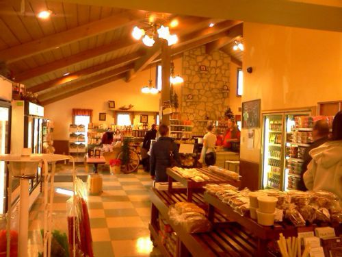 店内の様子、乾物の他にもハムやチーズ、焼き菓子にアイスクリームもあります