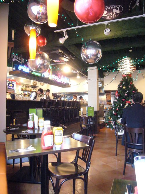 クリスマスの飾りがきれいな店内