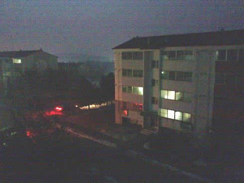 朝7時頃（日本時間と同じ）、まだまだ空は暗いままです