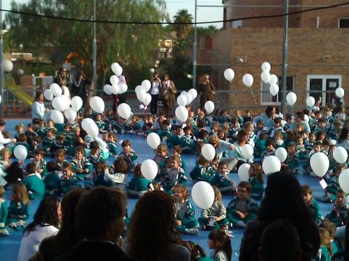 スペイン平和の日の1月30日。校庭に集まり平和実現の決意や祈りを書いた風船を飛ばす子どもたち。