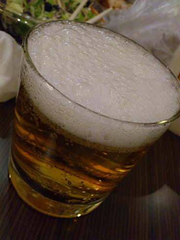 泡は大きくすぐ消えるものの、見た目はビールそのものです
