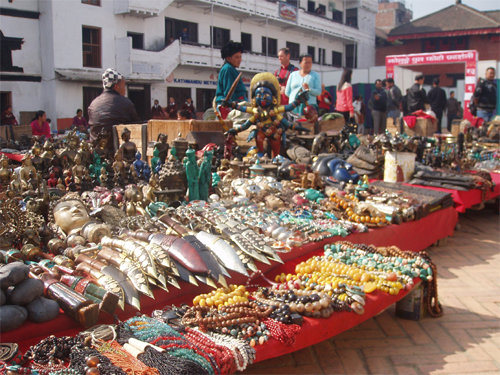 小さなスペースに沢山の商品をびっしり並べています。