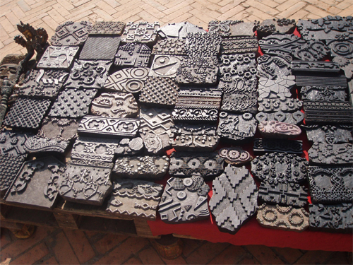 どんな模様が浮かび上がるのか？イメージしてみるのも一興。