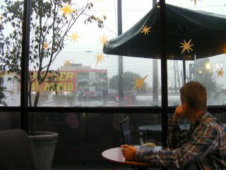 温かいコーヒーでも飲んで大人しくするしかない？