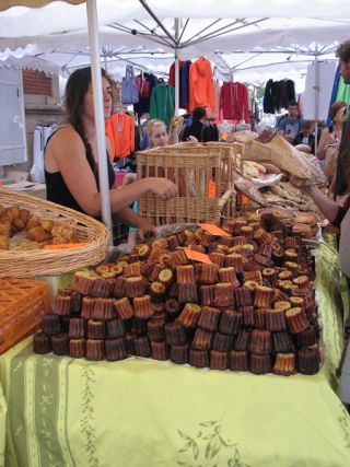 ボルドー生まれのカヌレももちろん販売されていますょ（夏の写真）