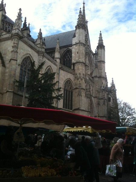 大聖堂前のマーケットなので観光もでき便利