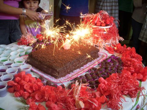 線香花火が建てられたお誕生日ケーキ