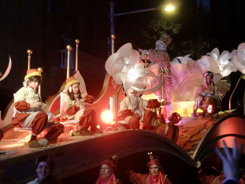 ロワ・マージが大きな乗り物に立ち観客に挨拶をしています。