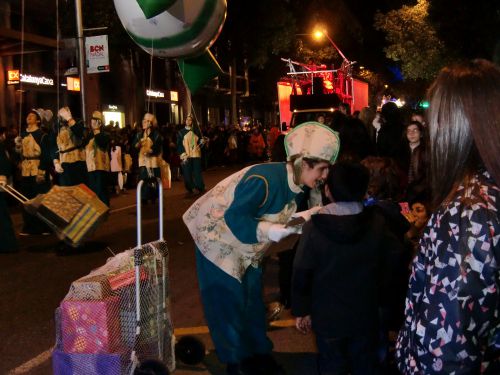 ロワ・マージの使いが、子供たち一人一人に話しかけます。