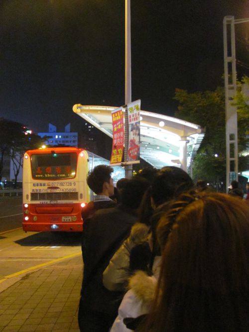昨年12月31日19:30頃のバス乗り場の様子