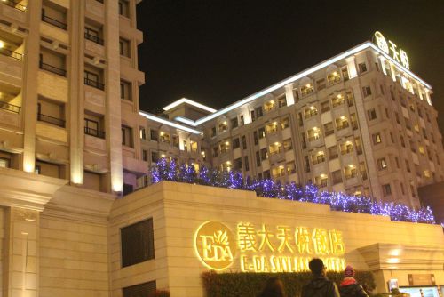 以前紹介した義大世界（イーダーシージェ）の入口ゲート両脇を固める義大天悦飯店（イーダーティェンユエファンディェン）