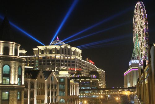 左でレーザーを放っているのが高雄義大皇冠假日飯店（ガオションイーダーホゥワングワンジャーリーファンディエン）、右が名物の観覧車