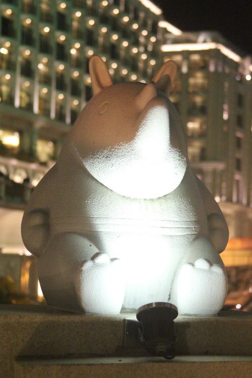 義大世界のマスコットのサイの石像