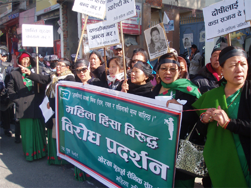 女性団体による首相官邸前での抗議活動。