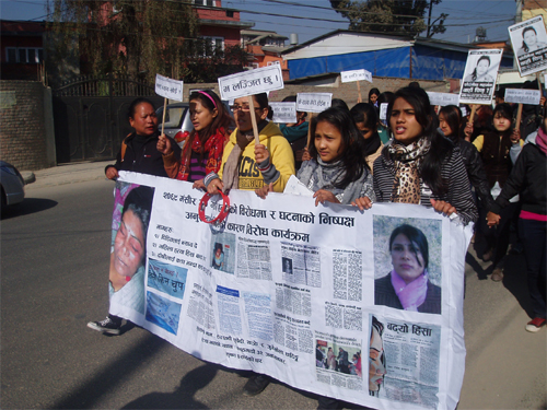 お皿をスプーンで叩いて猛烈に抗議する女子学生ら。