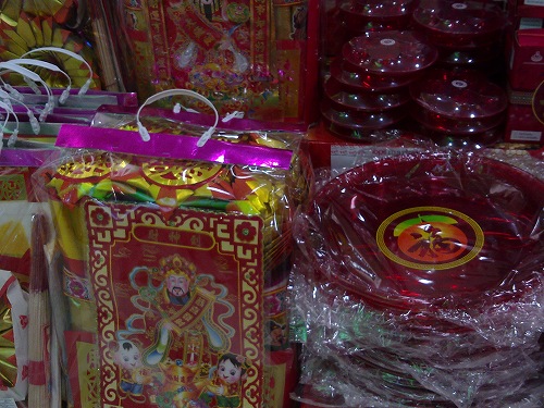 春節用のグッズも出回ります