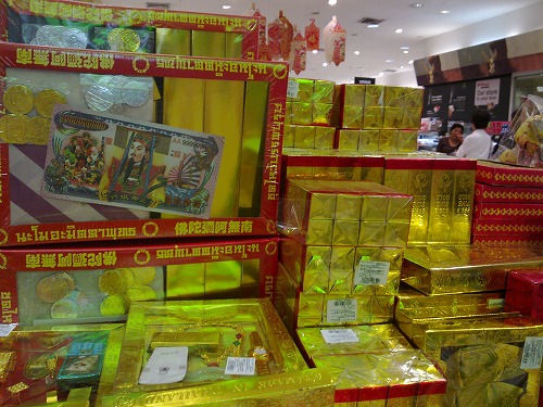 金色グッズも多数