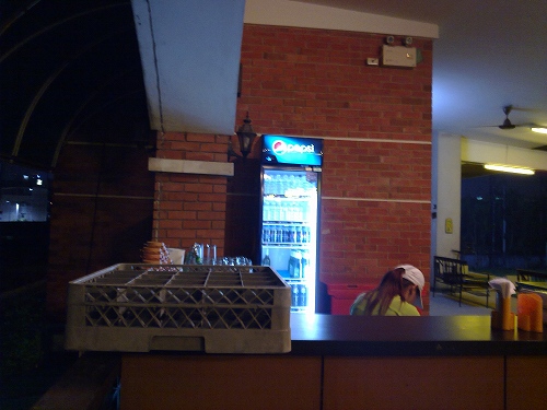 喋り疲れた売店のお姉さん