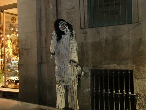 皆が仮装して練り歩いているので、この時期は目立たない寂しそうな大道芸人。