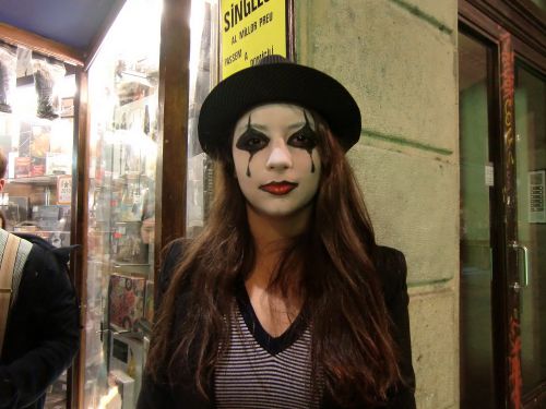 顔にべったり化粧をしている人が多かったです。