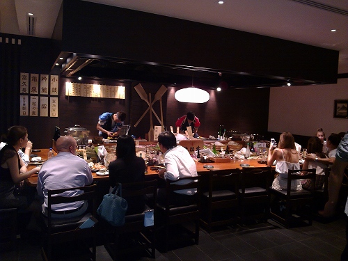 これと同じカウンターテーブルがもうひとつあります