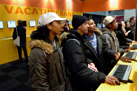 学生のための就職活動フェア会場にて。ほとんどが、外国人。