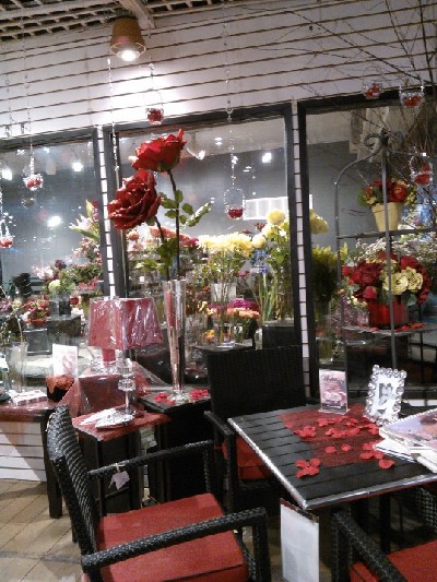女性への贈り物としては花も人気なので、フローリストも大忙し