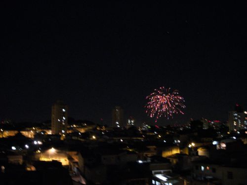 住宅密集地帯で打ち上げられる花火