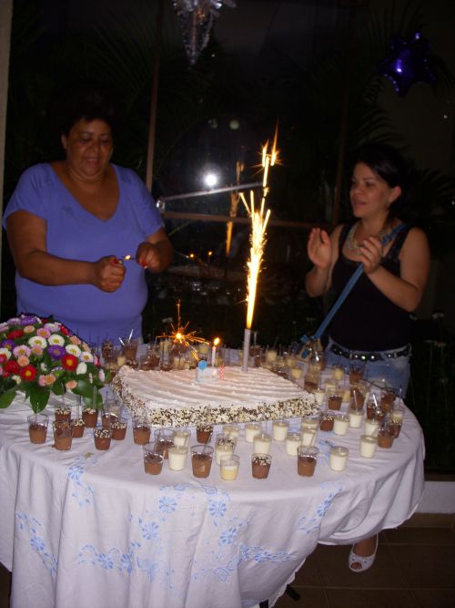 誕生日ケーキの花火に火をつけた時