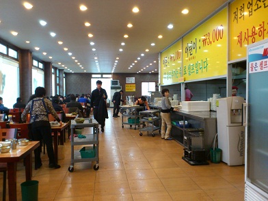 カウンター奥の広い小上がりも人で一杯でした