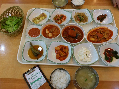 一人で頼んでも数人で頼んでも、品数は同じ（このお店は1人前6000ウォン）です