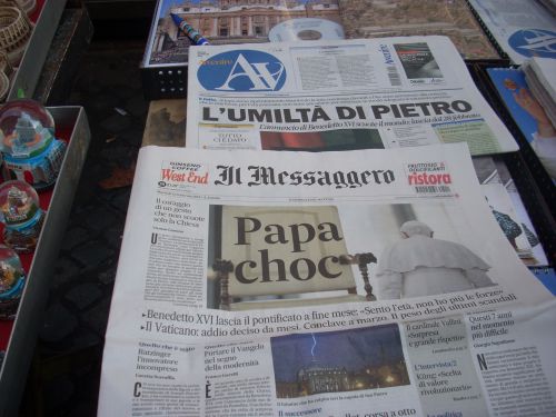 12日発売イル・メッサジェーロ紙一面タイトル”教皇ショック”