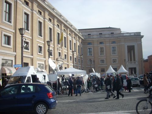 サン・ピエトロ広場外にテントを張り待機する報道陣