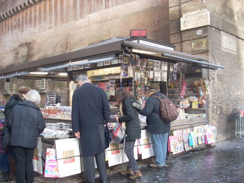 バチカン市国内サン・ピエトロ寺院広場脇のキオスク