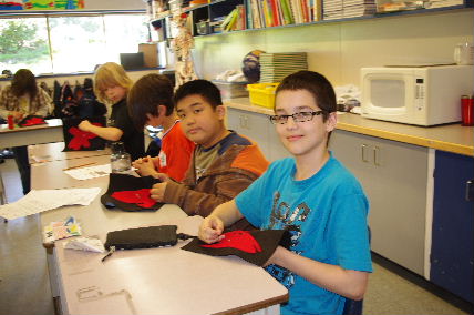 小学校でのキルト制作。実は私が先生に持ちかけて実現しました。