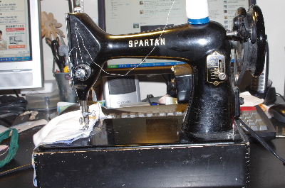 カナダに来てすぐのときにガレージセールでゲットしたマイ・ミシン。