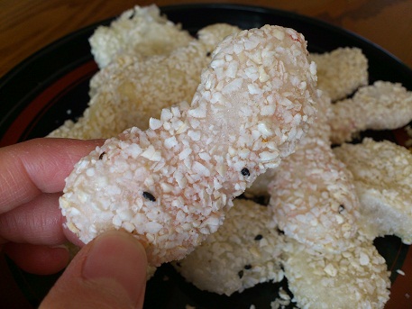 うっすらとピンクや緑に色付けされた油菓