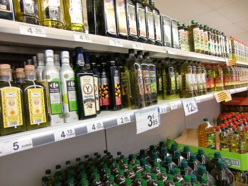 スーパーに並ぶ堂々たるオリーブオイルの数。