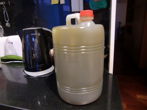 友人宅で見せてもらった油ボトル。毎年採れたてを４つ買い込むそうです。