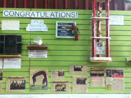 賞状や、トロフィーがずらり。