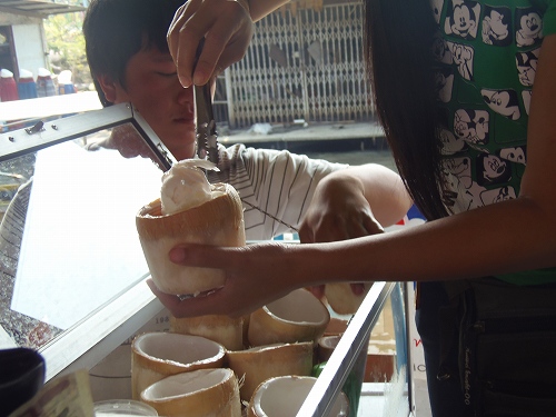 生のココナツがたっぷり入ったあっさりアイスクリーム