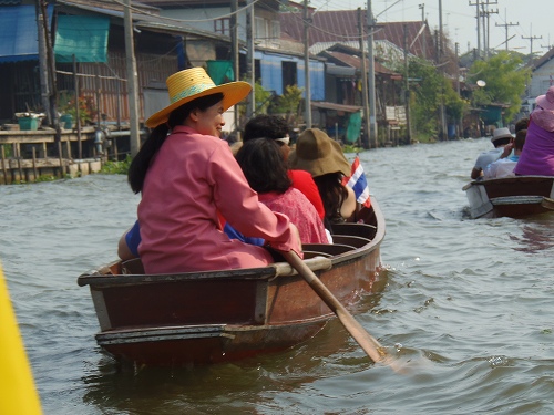 女性の船頭さん