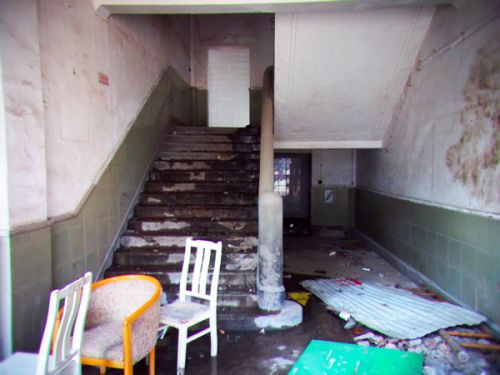 石の階段　手すりや土台が美しい